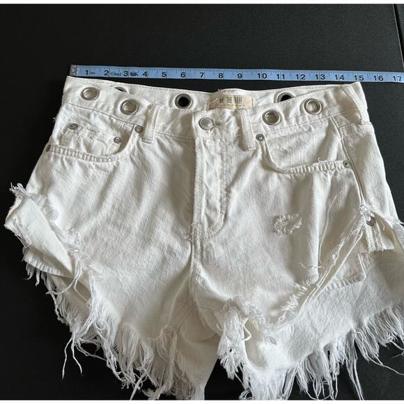 We The Free Grommet White Button Fly Denim Distressed Cut Off Shorts Size 24 - Picture 6 of 8